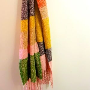 Cute scarf from Anthropologie, slight pilling but otherwise good condition
